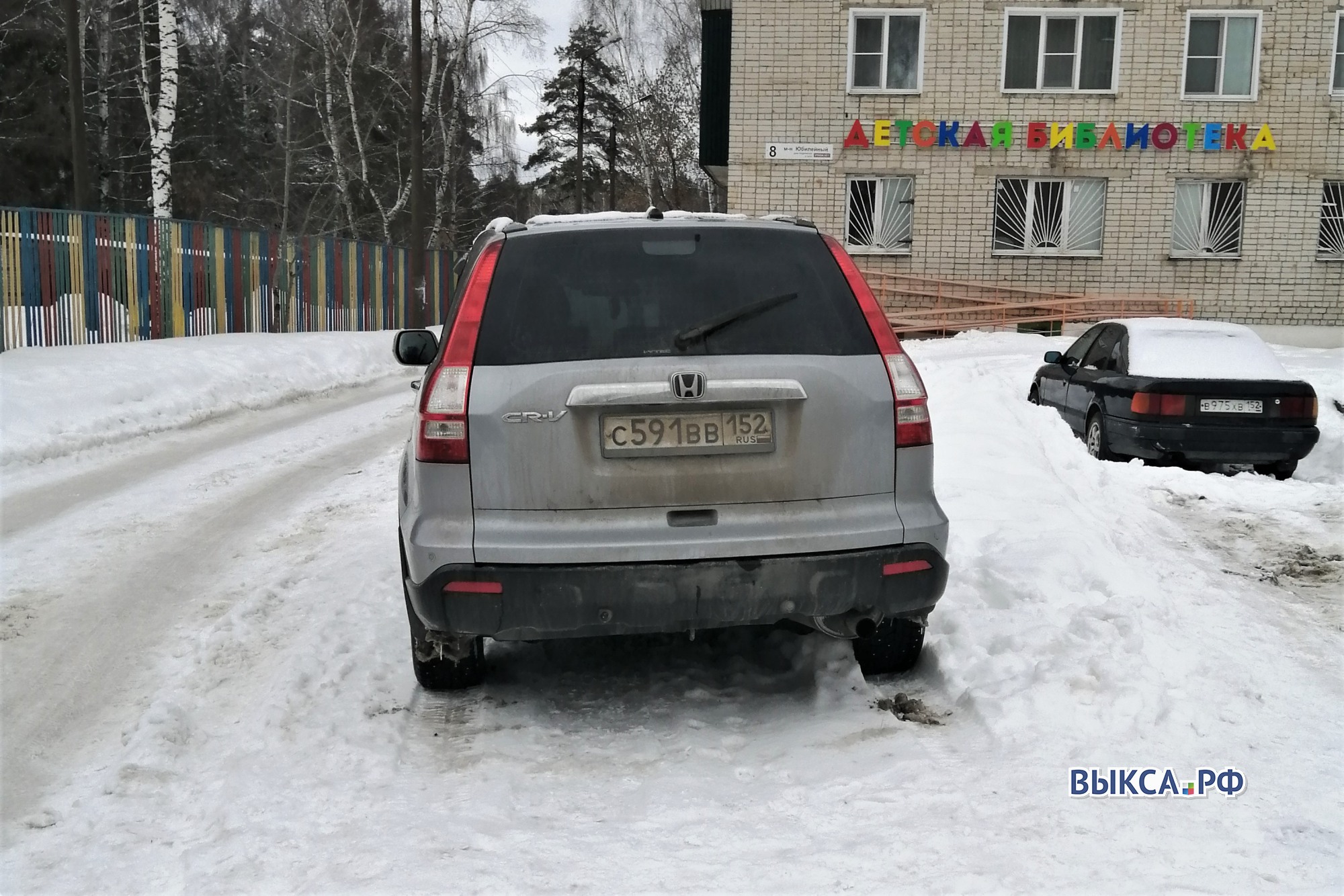 Автохамы мешают воспитанникам детсада ходить по тротуару